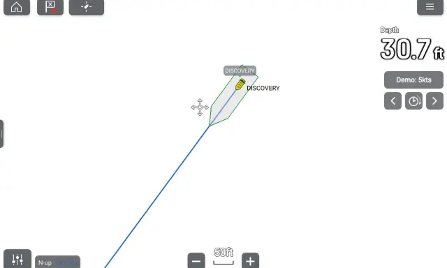 Écran de navigation affichant un bateau "DISCOVERY" avec sa route. La profondeur est de 30.7 pieds. L'AIS transmission auto est activée.