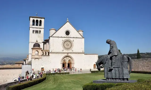 Statua equestre davanti alla Basilica di San Francesco, ideale per chi ama visitare Assisi a piedi.