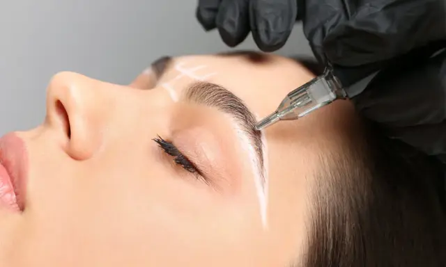Une esthéticienne réalise un maquillage permanent des sourcils. Avis et résultats avant/après.