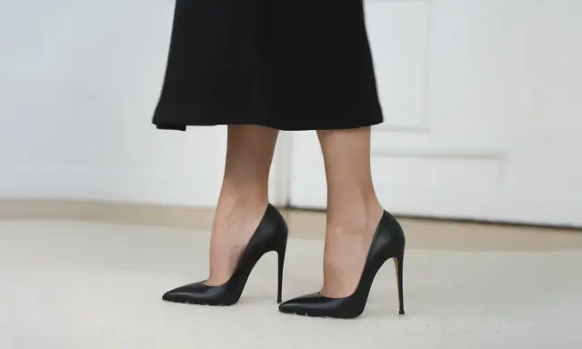 Eleganckie czarne szpilki dodają pewności siebie. Oto jak chodzić na szpilkach, by czuć się swobodnie i stylowo.