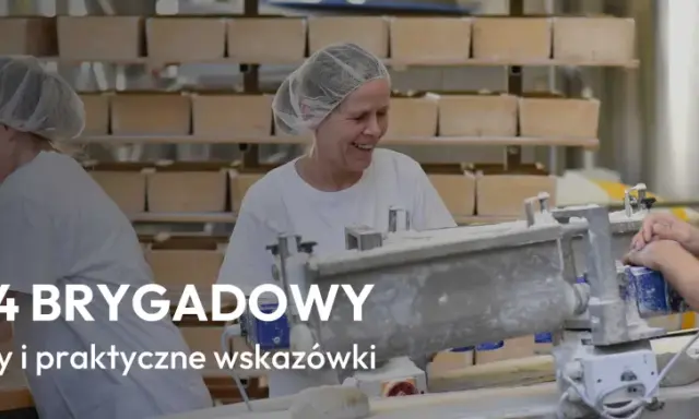 Pracownicy piekarni w czepkach pracują przy maszynie. SYSTEM 4 BRYGADOWY grafik, przepisy i wskazówki.