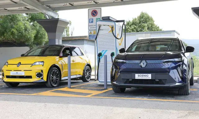Due auto elettriche, una gialla e una blu, in carica presso una colonnina. Un'immagine che rappresenta la mappa colonnine ricarica auto elettriche Italia.