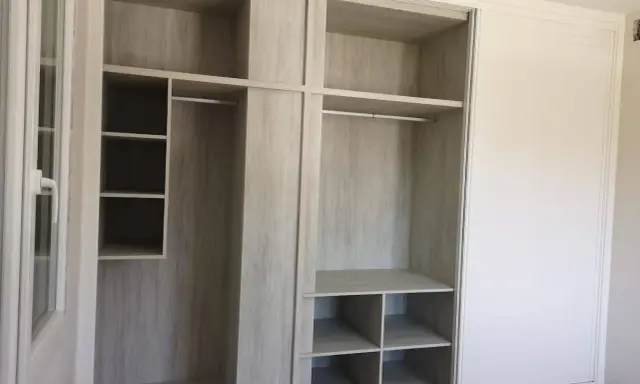 Armarios por dentro: ideas de organización con estantes y barras para colgar.