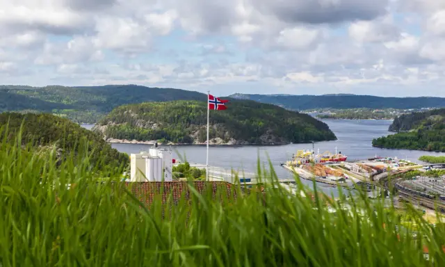 Norweska flaga powiewa nad portem. Warto sprawdzić składki emerytalne, by mieć spokojną przyszłość.