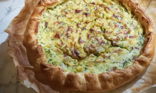 Torta salata zucchine e patate dorata e invitante, con crosta friabile e ripieno gustoso. Perfetta per un pranzo o una cena leggera.