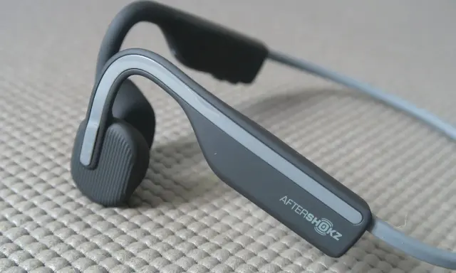 Słuchawki AfterShokz, idealne na rower, pozwalają słyszeć otoczenie.