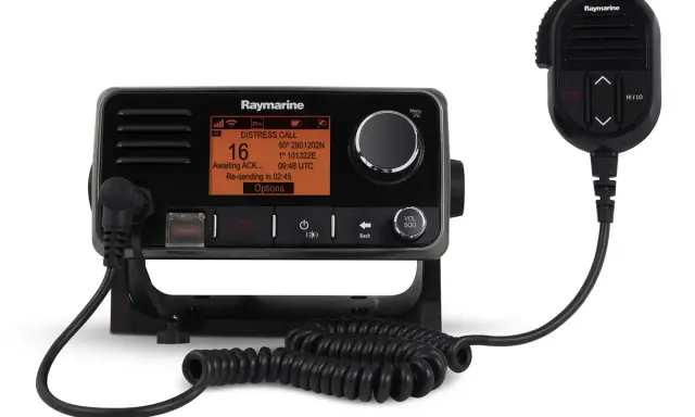 Radio VHF Raymarine en alerte détresse sur le canal 70. Le microphone est prêt à l'emploi.