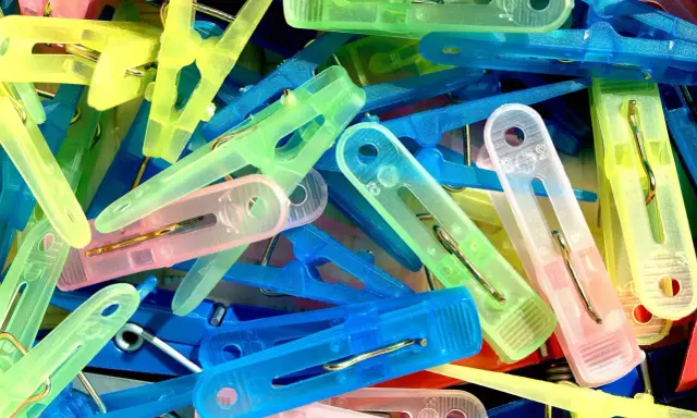 Kolorowe spinacze do prania, idealne do domowych sposobów czyszczenia plastiku.