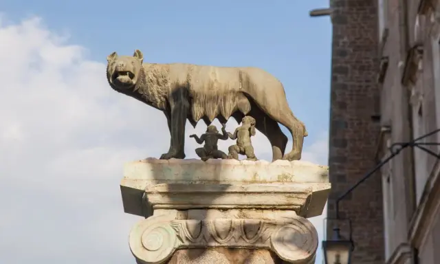 La Lupa Capitolina allatta Romolo e Remo, un'icona della leggenda di Roma per bambini.