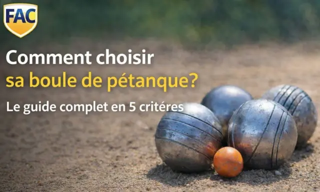 Guide complet pour comment choisir ses boules de pétanque. Des boules métalliques et une petite boule orange sur un terrain de sable.