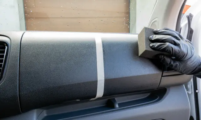 Plastiki w aucie jak nowe! Odkryj tanie i bezpieczne domowe sposoby