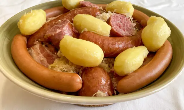 Un plat généreux de choucroute garnie, avec saucisses, lard et pommes de terre, un classique de Metz.