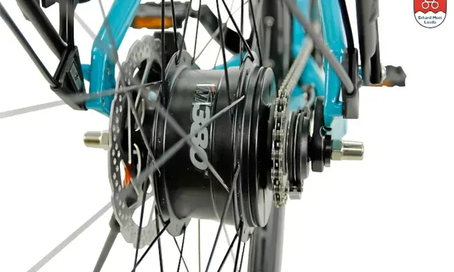 Nahaufnahme des Hinterrads eines Fahrrads mit einer Nuvinci Schaltung. Die Scheibenbremse und die Kette sind gut sichtbar.