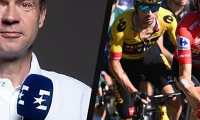 Ein Mann mit Mikrofon und Radfahrer im Gelben Trikot, darunter sepp kuss, im Rennen.
