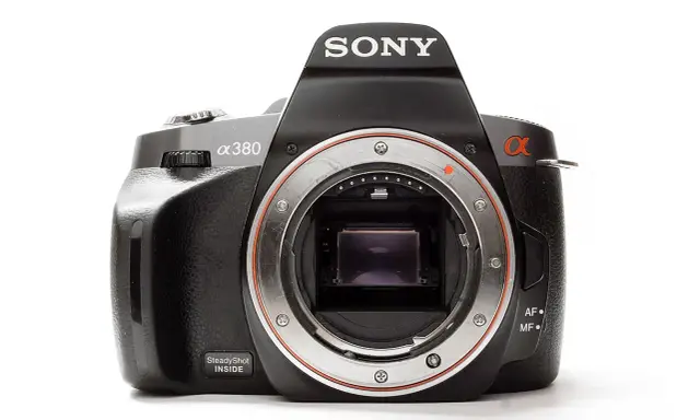Czarna lustrzanka Sony Alpha 380 z widocznym bagnetem obiektywu i napisem "SteadyShot INSIDE".