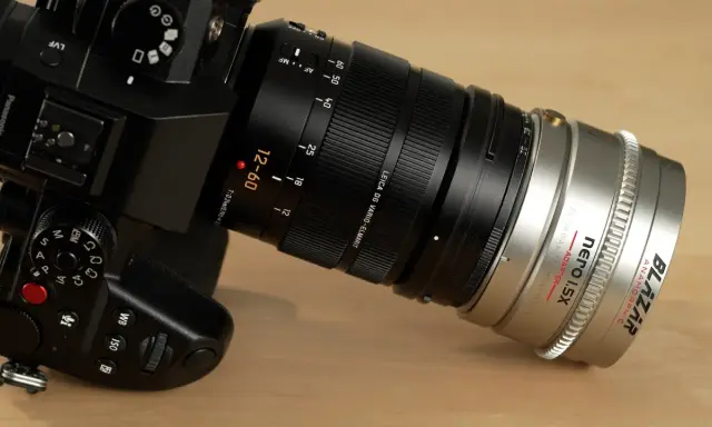 Cámara Panasonic GH7 con lente Leica DG Vario-Elmarit 12-60mm y adaptador anamórfico Sirui 1.5X.