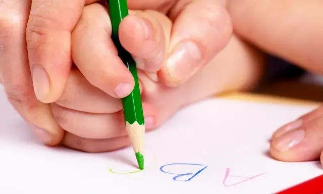 Prawidłowy chwyt kredki: etapy, ćwiczenia i kiedy do specjalisty?