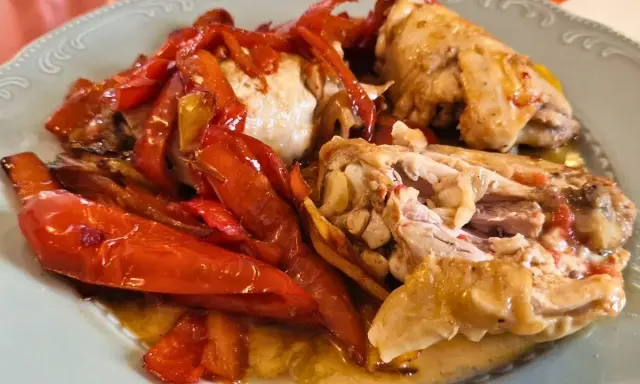 Pollo alla romana succulento con peperoni rossi arrostiti, un piatto saporito e invitante.