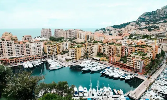 Porto di Monte Carlo, un luogo da sogno per scoprire cosa vedere a Montecarlo, con yacht lussuosi e palazzi colorati affacciati sul mare.