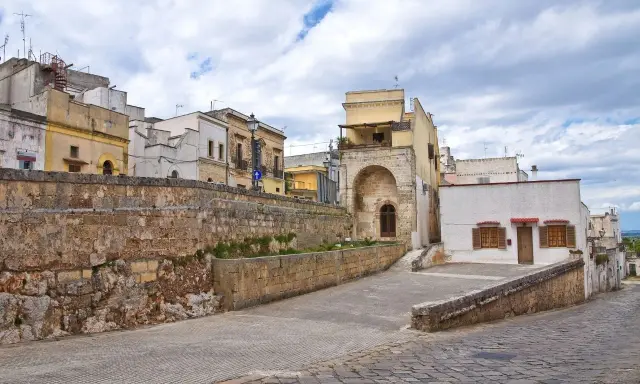 Antiche mura e case storiche a Ugento, un luogo incantevole da scoprire.