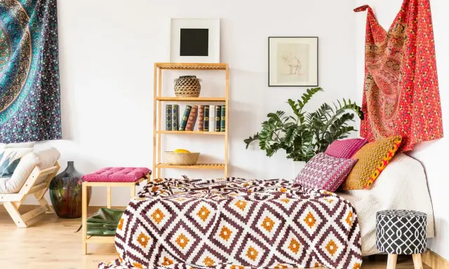 Tessuti vivaci e cuscini colorati creano un'atmosfera accogliente, perfetti per ispirare i tuoi colori per interni casa.