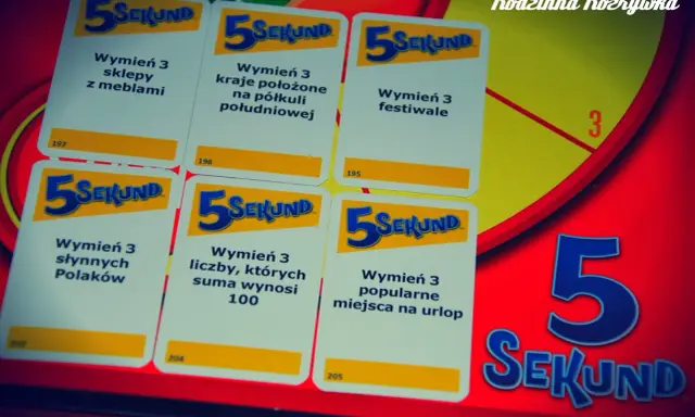 Karty z gry "5 sekund" z zadaniami typu "Wymień 3...". W tle plansza gry i napis "Rodzinna Rozrywka".