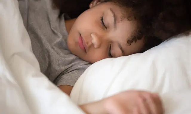 Niño durmiendo plácidamente. Ojalá mi hijo no duerme así de tranquilo.
