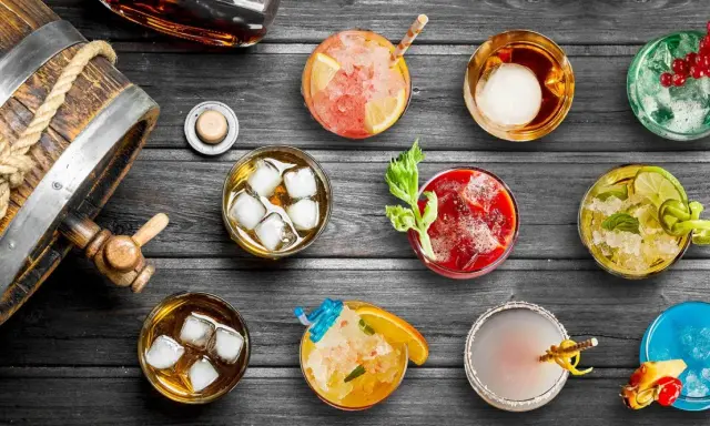 Drewniana beczka i różnorodne drinki – od klasycznej whisky z lodem po kolorowe koktajle. Idealne propozycje, z czym pić whisky i nie tylko!