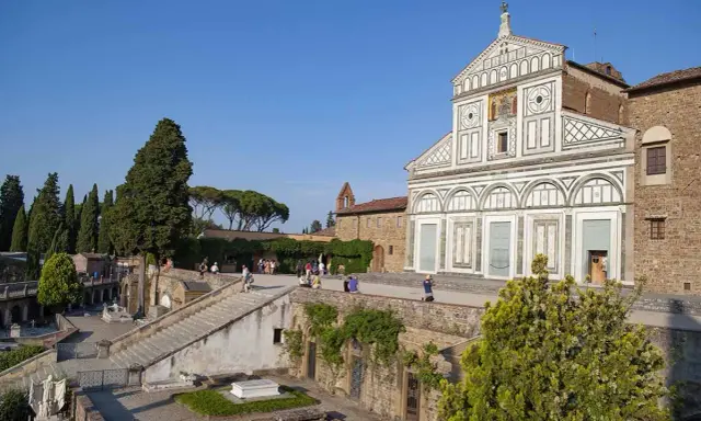 Un perfetto weekend a Firenze: la Basilica di San Miniato al Monte con la sua facciata rinascimentale e il cimitero monumentale.