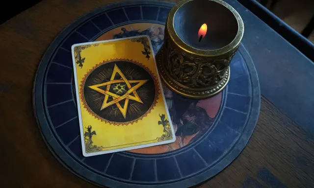 Karta tarota z pentagramem, płonąca świeca w ozdobnym świeczniku i okrągła mata z symbolami. Scena jak u Moneta, pełna tajemniczości.