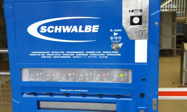 Blauer Fahrradschlauch-Automat von Schwalbe. Bietet Schläuche in verschiedenen Größen für 8 Euro an.