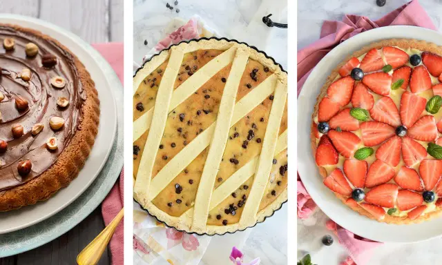 Tre deliziose torte senza glutine: una con cioccolato e nocciole, una crostata con gocce di cioccolato e una crostata di frutta fresca con fragole e mirtilli.