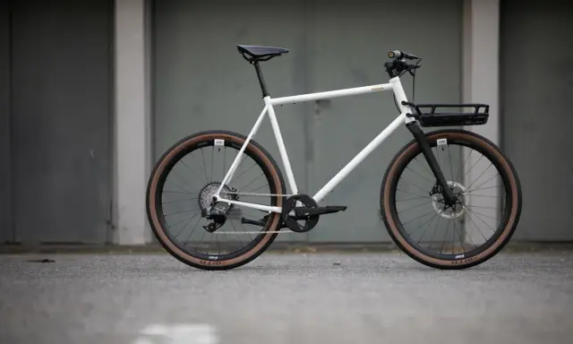 Weißes Gravelbike mit schwarzem Gepäckträger vorne, bereit für den ROSE Bikes Test.