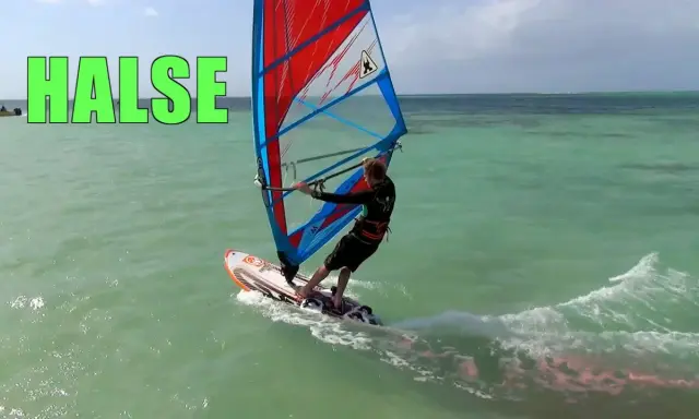 Windsurfer führt eine Halse auf türkisfarbenem Wasser aus, mit dem Wort "HALSE" in grüner Schrift.