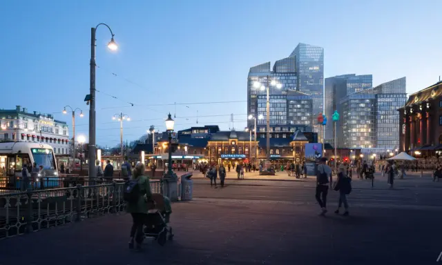 Kvällsliv vid Centralstationen i Göteborgs stadskärna. En spårvagn stannar medan folk promenerar förbi moderna skyskrapor.