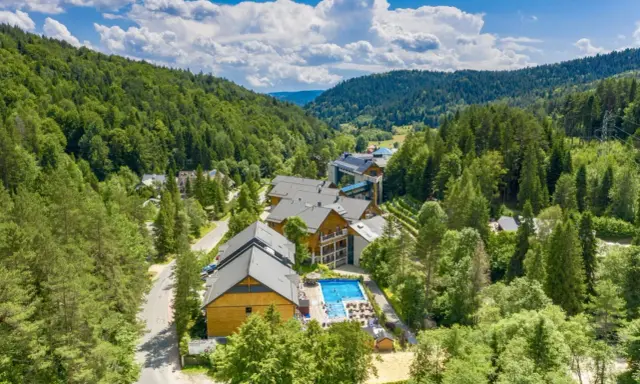 Malowniczy hotel w górach z basenem, idealny na wypoczynek. Zastanawiasz się, ile trwa majówka? Tu czas płynie wolniej!