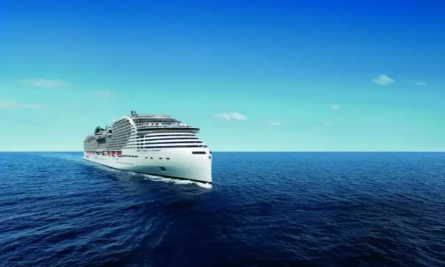 MSC World Europa, un imponente ponte di 14 ponti, solca le acque blu sotto un cielo limpido.