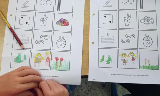 Arbeitsblatt mit binnendifferenzierung beispielen: Zahlen, Würfel, Schuhe, Kuchen, Marienkäfer, Blumen und Kinder. Ein Kind malt.