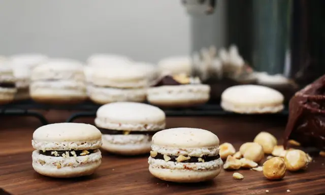 Délicieux macarons à la noisette et au Nutella, parfaits pour une pause gourmande.