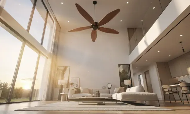 Grand salon moderne avec de grandes baies vitrées, un canapé confortable et un ventilateur de plafond en bois. Idéal pour savoir comment choisir un ventilateur de plafond adapté.