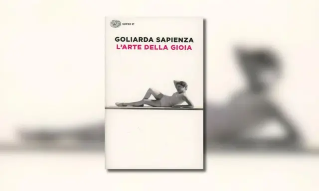 Copertina del libro "L'arte della gioia" di Goliarda Sapienza, con una donna sdraiata in costume da bagno.
