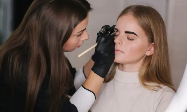 Henna pudrowa vs farbka: Która koloryzacja brwi dla Ciebie?
