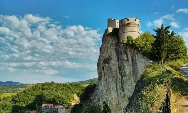 Fortezza di San Leo, Emilia Romagna, domina la roccia con un panorama mozzafiato.