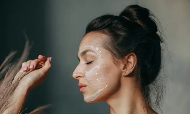 Jaki peeling do cery dojrzałej? Odzyskaj młodość skóry!