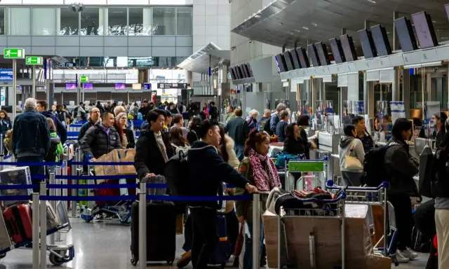 Tłok na lotnisku, ludzie z bagażami czekają w kolejce. Czy to jedno z najniebezpieczniejszych lotnisk w Europie?