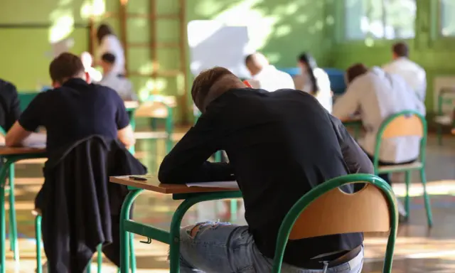 Uczniowie piszą egzamin. Ten wpis na bloga o maturze z angielskiego pomoże Ci się przygotować.