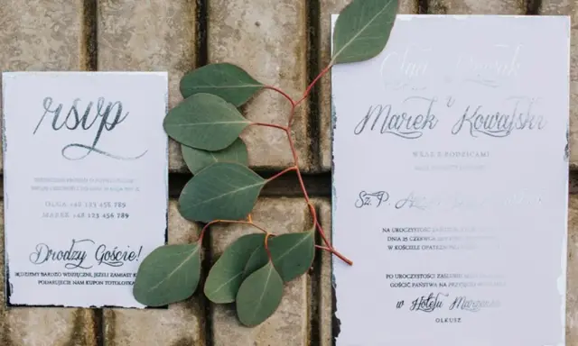 Zaproszenia ślubne z gałązką eukaliptusa. Jak pisać z osobą towarzyszącą? Na RSVP podajcie Państwo swoje imię i nazwisko.