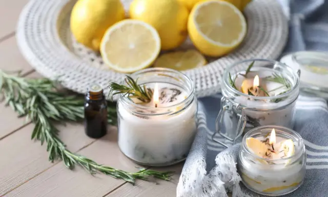 Candele profumate con limone e rosmarino, ideali per capire come eliminare gli insetti in casa in modo naturale.
