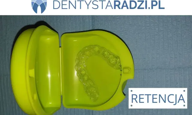 Przezroczyste nakładki na zęby po aparacie ortodontycznym w zielonym etui. Retencja dla pięknego uśmiechu.