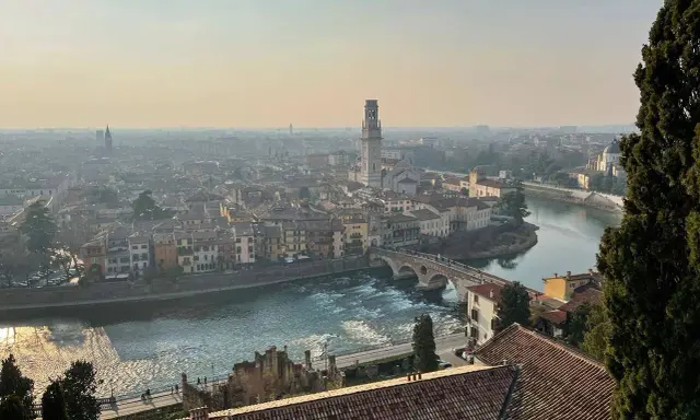 Vista panoramica di Verona con l'Adige, il Ponte Pietra e la Torre dei Lamberti. Un assaggio di cosa vedere a Verona, tra storia e bellezza.